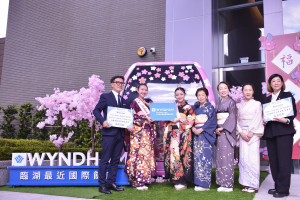 櫻花女王於日月潭纜車站「櫻花女王號」親筆簽名見證。（九族文化村提供）