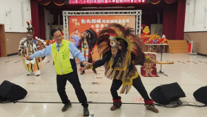 林世賢市長和安地斯樂團成員共舞為彰化市3月7日的古城踩街國際嘉年華活動宣傳。圖／彰化市公所提供