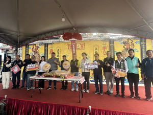 游立委、議員及陳主委等為元宵擔米糕桃活動揭幕。（記者扶小萍攝）