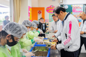 張市長視察幸福國小營養午餐，並與學生一同用餐。