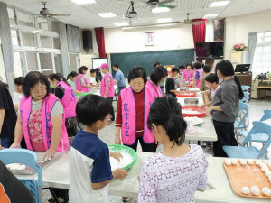 10位家政班農業志工及2名水里青農帶領學生親手「搖元宵」。