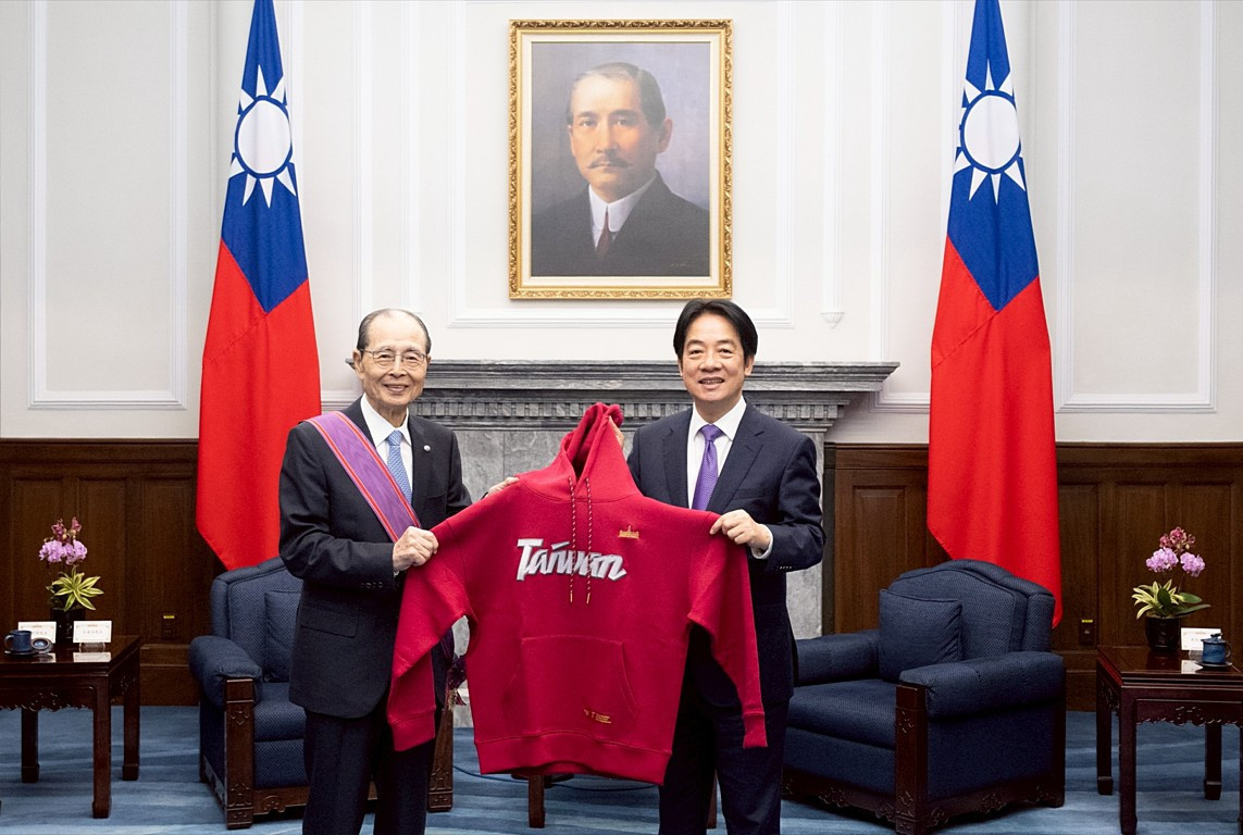 總統賴清德（右）26日頒授旅日棒球名將王貞治（左）「一等景星勳章」，並贈總統府期間限定版Taiwan帽T。（圖／總統府Flickr）