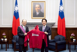 總統賴清德（右）26日頒授旅日棒球名將王貞治（左）「一等景星勳章」，並贈總統府期間限定版Taiwan帽T。（圖／總統府Flickr）