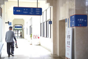 竹縣府因應近日組織改造與辦公空間調整，全面改善府內指示牌。