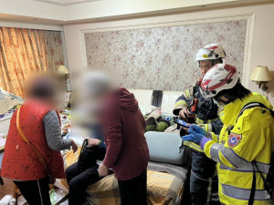 七旬嫗血壓飆臥床榻，蘆竹警積極破門挽回一命。