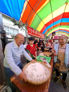 台中市議長張清照示範手搖元宵。