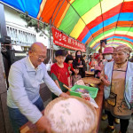 台中市議長張清照示範手搖元宵。