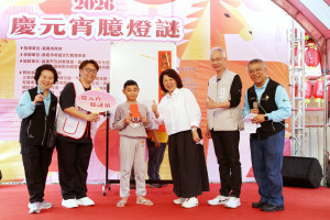 嘉義市府與嘉義市母語文化教育學會今天辦理「臆燈謎活動」，市長黃敏惠出席與大小朋友一起動腦猜謎／嘉義市府提供