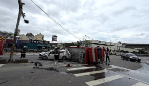 初步調查，自小客車疑似未於路口減速並禮讓執勤中之救災車輛，導致兩車發生擦撞。