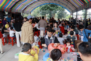 八卦山鳳山寺慶元宵彩繪燈籠引小朋友盡情發揮。（記者扶小萍攝）