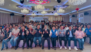 國民黨南投縣黨部新春團拜，民代與幹部齊聚。（縣黨部提供）