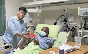 ▲高市保全公會理事長陳紀孝特地到醫院加護病房探視受傷保全員。