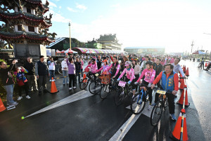 第二屆彰化騎福嘉年華會熱鬧登場，千名車友騎訪宮廟祈福。圖／彰化縣政府提供
