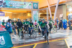 彰基舉辦「永續騎跡130」自行車活動，總院長陳穆寬（前排右二）帶領同仁熱血出發。