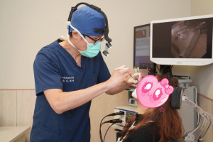 耳鼻喉科主任陳俊志執行門診手術。