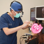 耳鼻喉科主任陳俊志執行門診手術。