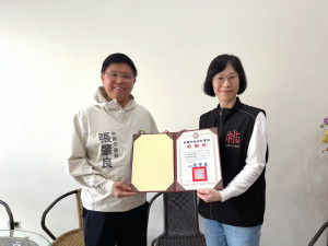 社會局李玉齡主秘至張肇良議員服務處頒發感謝狀以表謝忱。