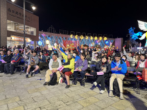 許多民眾在寒冷氣溫下仍參與猜燈謎搶答。（記者扶小萍攝）