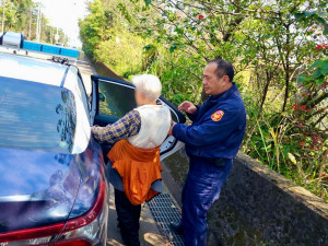 八旬老婦曬太陽迷途走失， 警車廣播尋親助團圓。