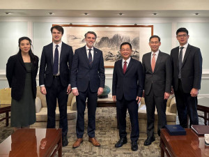 外交部常務次長葛葆萱（右三）與梅斯資深官員（Casey Mace，左三）等人合影。（圖／外交部提供）