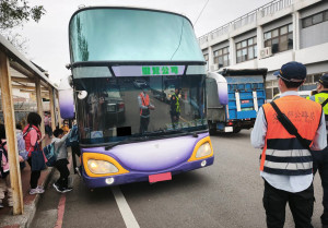 中壢監理站辦理幼童車及學生交通車聯合稽查。