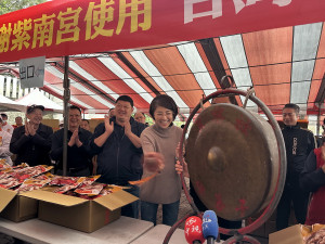 許縣長為呷丁酒活動敲鑼啟動。（記者扶小萍攝）