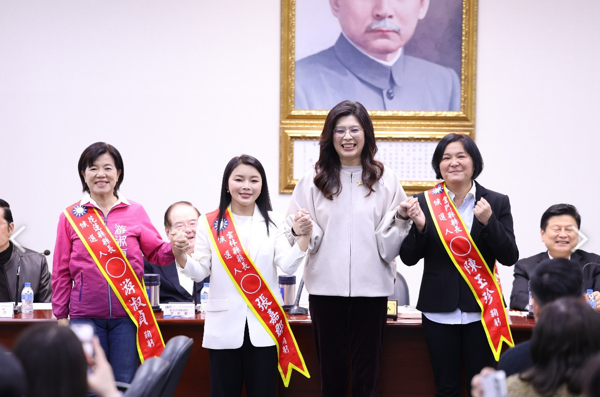 中國國民黨中常會4日拍板，徵召立法委員張嘉郡（中左）參選雲林縣長、花蓮縣吉安鄉長游淑貞（左）參選花蓮縣長、立委陳玉珍（右）參選金門縣長。（圖／中國國民黨文化傳播委員會 ）