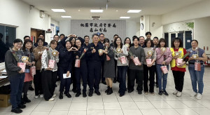 桃園市警察局各分局在婦女節前夕致贈花束與禮品慰勉女性同仁，現場氣氛溫馨。