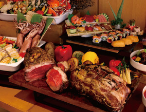 饗樂全日餐廳祭出「3成人同行贈1幼童免費」的溫馨方案，假日更豪氣提供松葉蟹無限量供應。圖/日月千禧提供