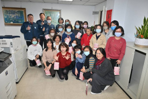 桃園市警察局局長廖恆裕於婦女節前夕致贈護手霜，向長期堅守警政崗位的女性同仁表達感謝與祝福。