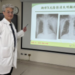 衛生福利部臺中醫院腫瘤內科江佳駿醫師說明，患者到院時左胸有14公分惡性腫瘤（左圖），經過初步標靶合併化療，腫瘤大為縮小，有明顯改善（右圖）。圖/台中醫院提供