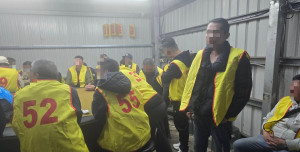 桃園警深夜攻堅破獲天九牌職業賭場。