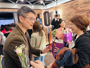 局長林建隆逐一致贈鮮花與蛋糕予每位參加同仁。