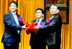 台灣電力公司嘉義區營業處今（6）日舉行新、卸任處長交接典禮，由台電副總經理陳銘樹(中)監交，許墩貴(左)調任台中區營業處長，遺缺由原台中區營業處長顏錦義(右)接任。(圖／記者陳致愷攝影)