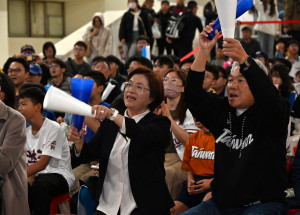 彰縣府大廳直播中日大戰，應援力挺中華英雄。圖／彰化縣政府提供