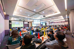 彰基醫學中心同仁齊聚大螢幕前，聚精會神觀看 Team Taiwan WBC 賽事，現場氣氛緊張。圖／彰基醫院提供