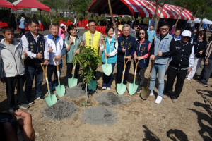 貴賓植樹。（林保署南投分署提供)