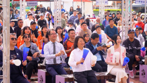 中華隊第3戰對上捷克，嘉義市長與球迷在中正公園觀賞直播，為中華隊加油／嘉義市府提供