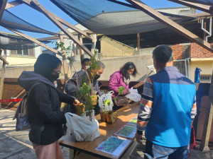 現場民眾熱烈參與領苗。（新竹分署攝影）