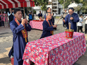 王副縣長和簡鎮長行三獻禮。（記者扶小萍攝）