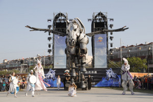 法國機械藝術馬戲團 Planète Vapeur攜代表作《飛天白馬秀》首度於嘉義亮相，今天搶先開箱10米機械巨獸／嘉義縣府提供