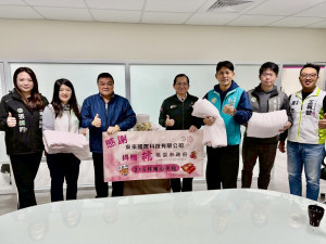 來來國際科技營迎冬送暖，捐贈避寒物資關懷遊民。　