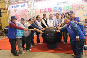 貴賓一同啟動3村消防站，為仁愛鄉部落安全增添生力軍。（南投縣府提供）