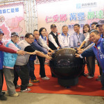 貴賓一同啟動3村消防站，為仁愛鄉部落安全增添生力軍。（南投縣府提供）