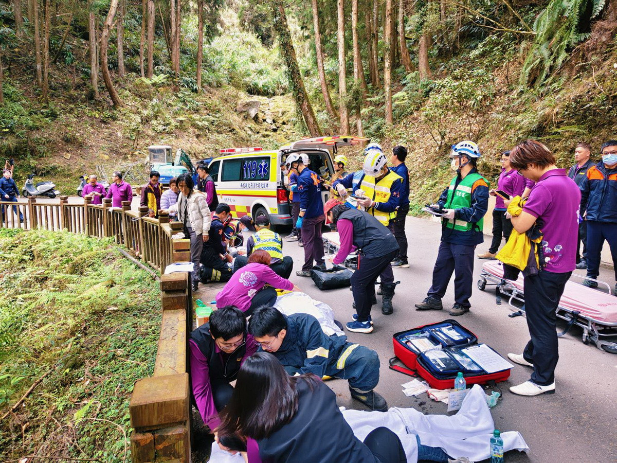 南投消防局動員多處分隊人車出動救援。（消防局提供）