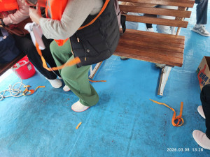 業者提供的救生衣需以尼龍繩穿孔綁繩固定，但多條繩索早已氧化脆化甚至斷裂。