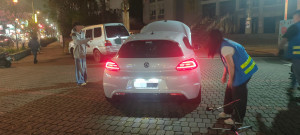 中壢警分局結合環保局與中壢監理站執行「靜桃專案」，針對改裝車輛聚集路段實施聯合攔檢稽查。