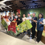 陳鄉長王董事長及嘉賓為冠軍冬片選手茶禮盒揭幕。（記者扶小萍攝）