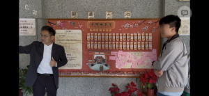 中興國中校長鄭俊楠為同學解籤解惑。（中興國中提供）