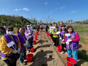 愛恆戴耀賽董事長領軍，與慢飛兒一同種下樹苗。